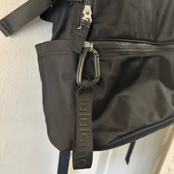 lululemon New Crew Backpack 22L - Black - Picture 4 of 7